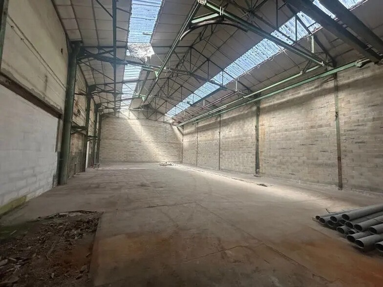 Flex in Saint-Quentin for lease - Building Photo - Image 2 of 5