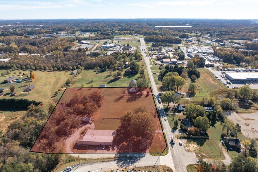 3308 Sandy Ridge Rd, Colfax, NC for sale - Building Photo - Image 1 of 2