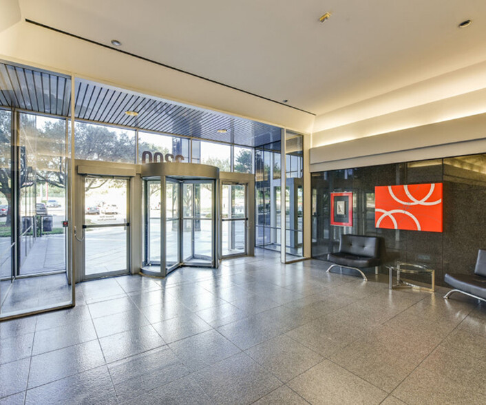 2300 Valley View Ln, Irving, TX for lease - Lobby - Image 2 of 6