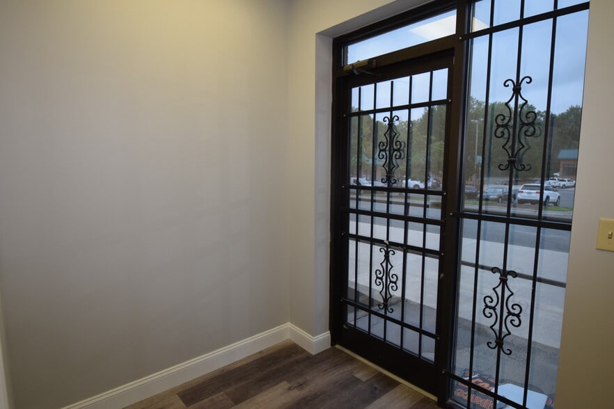 6128 Brookshire Blvd, Charlotte, NC for lease - Building Photo - Image 2 of 13