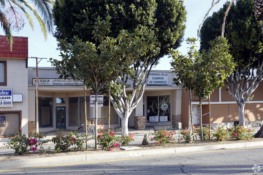 17723-17725 Chatsworth St, Granada Hills, CA for lease - Primary Photo - Image 1 of 5