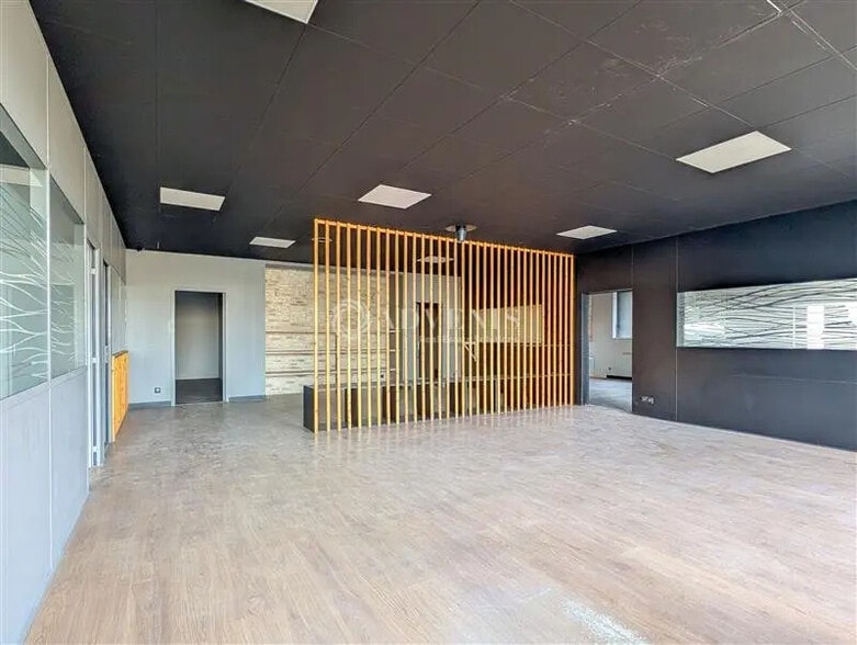 Flex in Saint-Malo for lease - Interior Photo - Image 1 of 12