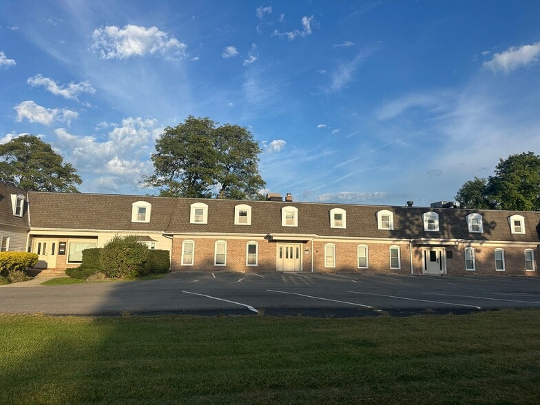 8437 Mayfield Rd, Chesterland, OH for sale - Building Photo - Image 3 of 8