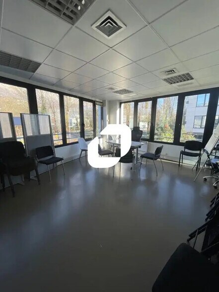 Office in Meylan for lease - Interior Photo - Image 3 of 10