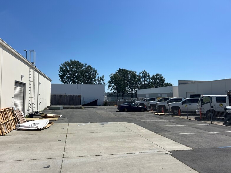 1800 E Borchard Ave, Santa Ana, CA for lease - Building Photo - Image 2 of 5