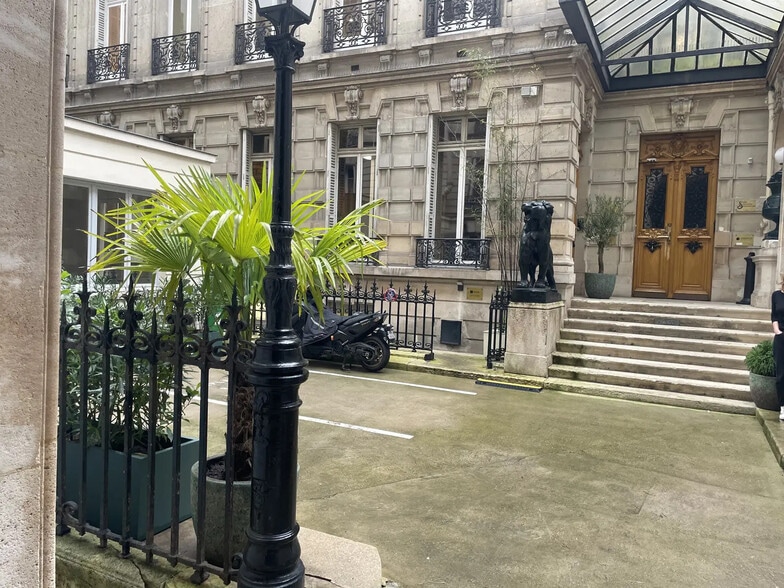 23 Rue Clapeyron, Paris for lease - Building Photo - Image 1 of 7