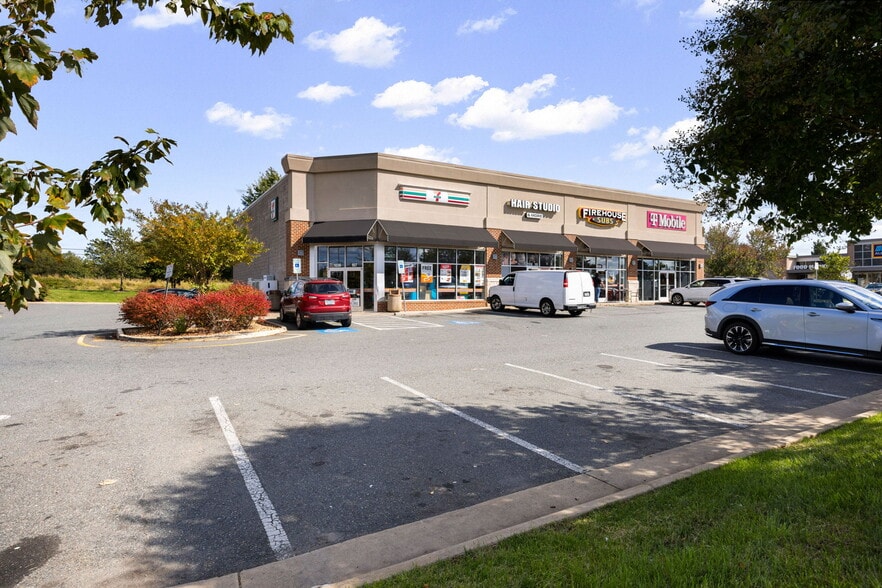 1036 Warrenton Rd, Fredericksburg, VA for lease - Building Photo - Image 3 of 19