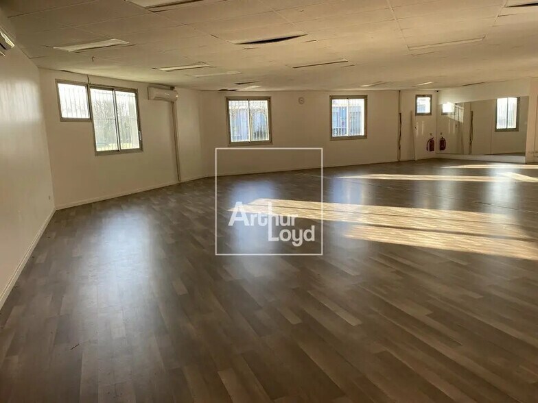 Industrial in Bondoufle for sale - Interior Photo - Image 3 of 5