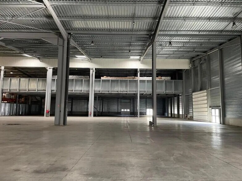 Industrial in La Crau for lease - Interior Photo - Image 2 of 4