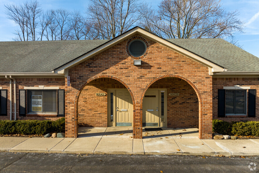 16638-16664 Fifteen Mile Rd, Fraser, MI for lease - Building Photo - Image 3 of 6