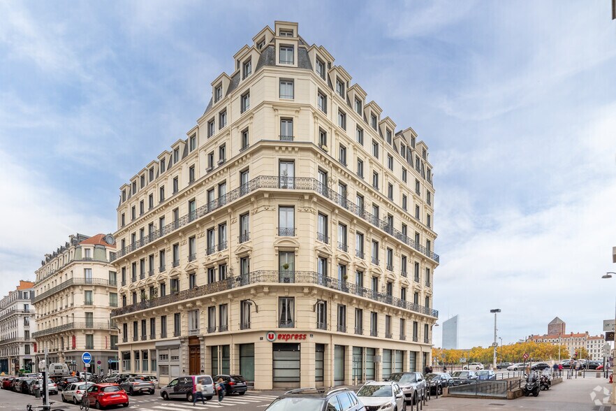 Office in Lyon for lease - Building Photo - Image 3 of 5