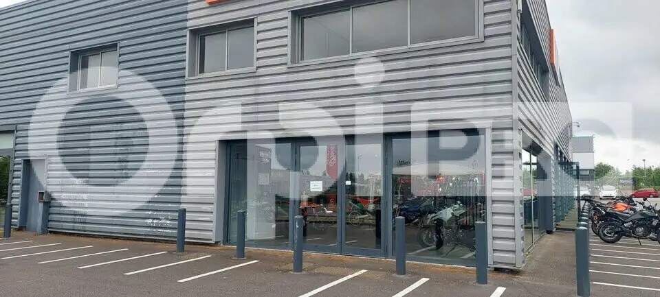 Retail in Saint-Maximin for lease Building Photo- Image 1 of 6