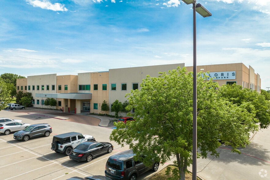 530 Clara Barton Blvd, Garland, TX for lease - Primary Photo - Image 1 of 16