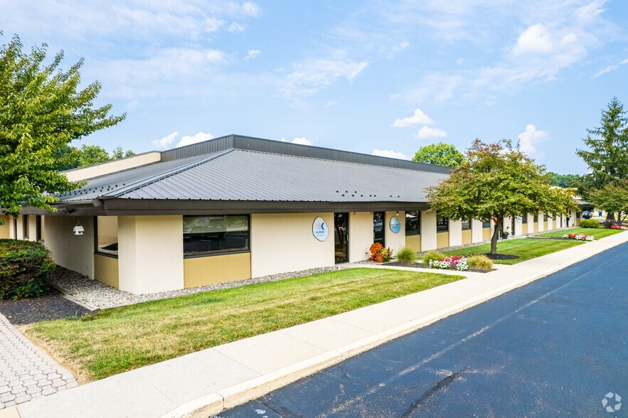 15-35 E Uwchlan Ave, Exton, PA for lease - Primary Photo - Image 1 of 7