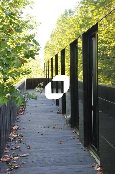 Office in Grigny for lease - Building Photo - Image 1 of 9