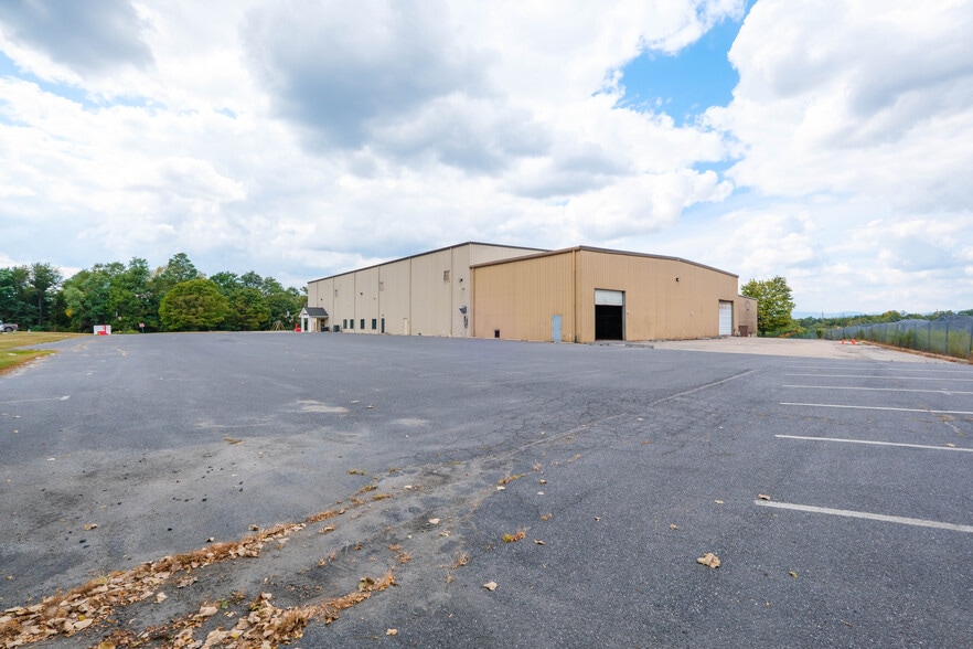 1680 Country Club Rd, Harrisonburg, VA for lease - Building Photo - Image 2 of 14