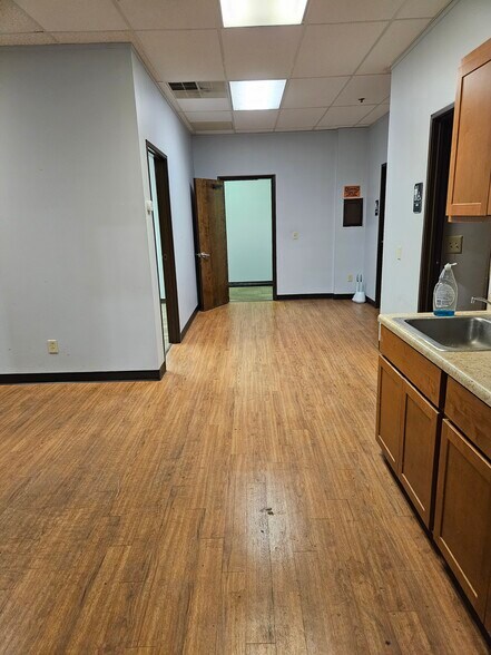 4116-4118 Will Rogers Pky, Oklahoma City, OK for lease - Interior Photo - Image 2 of 7