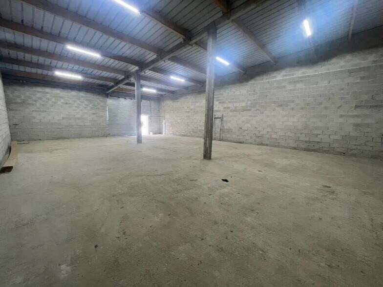 Flex in Gasny for lease - Interior Photo - Image 3 of 8