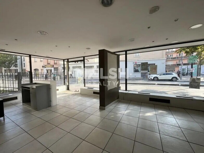 Retail in Villeurbanne for lease - Building Photo - Image 3 of 8