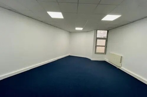 Office in Saint-Ouen-sur-Seine for lease - Interior Photo - Image 3 of 9