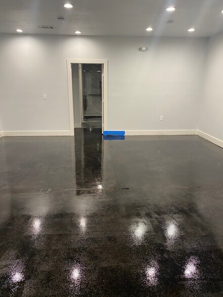 2105 Vilbig Rd, Dallas, TX for lease - Building Photo - Image 3 of 9