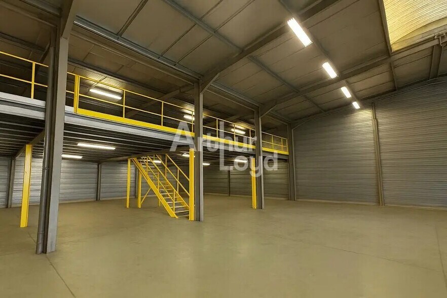 Industrial in Porte-de-Savoie for lease - Interior Photo - Image 2 of 6