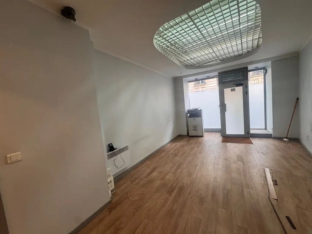 Retail in Paris for lease Interior Photo- Image 1 of 5