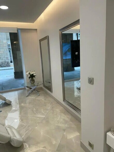 Retail in Rennes for lease - Interior Photo - Image 3 of 4