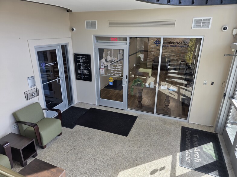 135 W Dorothy Ln, Kettering, OH for sale - Lobby - Image 2 of 19