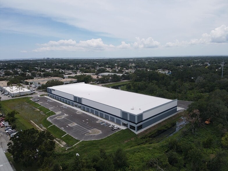 6111 Johns Rd, Tampa, FL for lease - Building Photo - Image 3 of 11