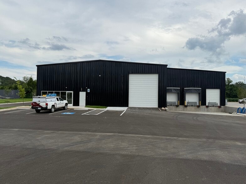 595 Kawneer dr, Springdale, AR for lease - Building Photo - Image 3 of 27