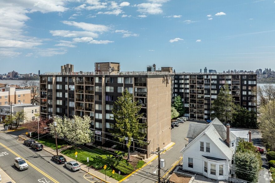 9060 Palisade Ave, North Bergen, NJ for lease - Primary Photo - Image 1 of 18