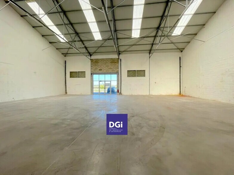 Flex in Caissargues for lease - Interior Photo - Image 3 of 4