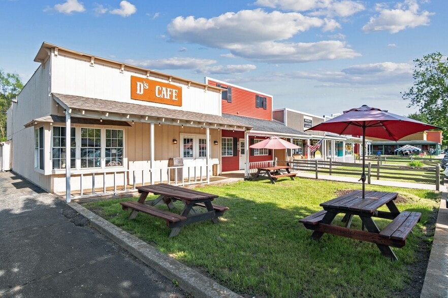 1415-1427 S Milford Rd, Highland, MI for lease - Building Photo - Image 2 of 8