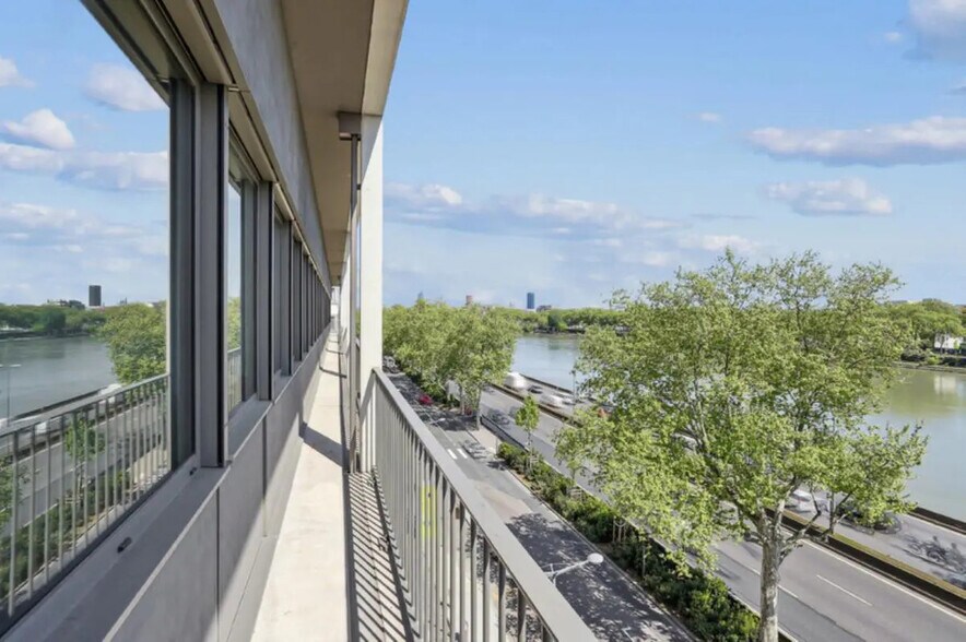 Office in Lyon for sale - Building Photo - Image 2 of 11