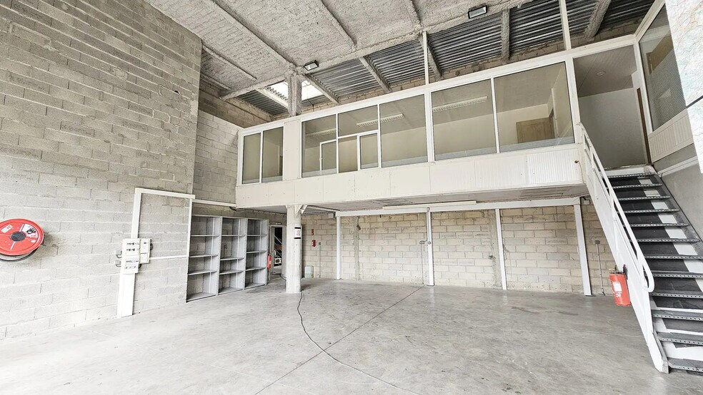 Flex in Crosne for lease - Building Photo - Image 2 of 11