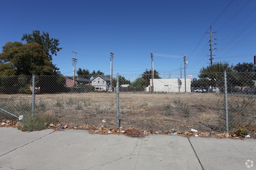 113 N Cherokee Ln, Lodi, CA for sale - Primary Photo - Image 3 of 8
