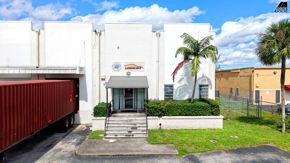1361-1363 NW 155th Dr, Miami, FL for lease - Building Photo - Image 2 of 69