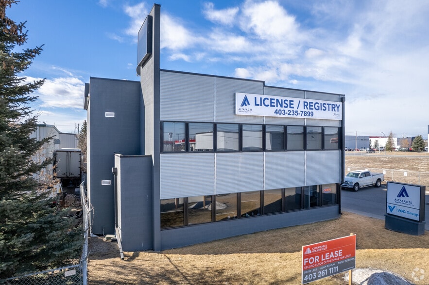2417 51st Ave SE, Calgary, AB for lease - Primary Photo - Image 1 of 5