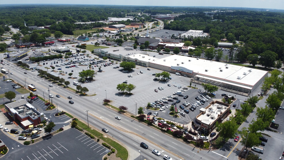 111-129 W Butler Rd, Mauldin, SC for lease - Building Photo - Image 1 of 10