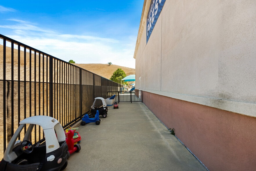 2090 Chino Hills Pkwy, Chino Hills, CA for lease - Building Photo - Image 2 of 57