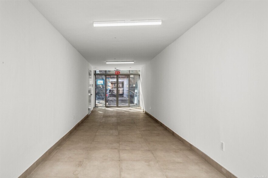 196-13 Linden Boulevard Blvd, Saint Albans, NY for lease - Interior Photo - Image 2 of 2