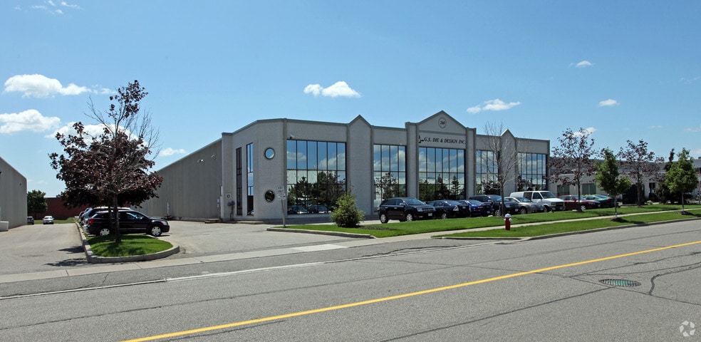 260 Superior Blvd, Mississauga, ON for lease - Building Photo - Image 3 of 9