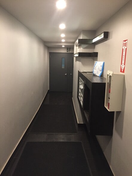 93 Herbert St, Brooklyn, NY for sale - Interior Photo - Image 2 of 10