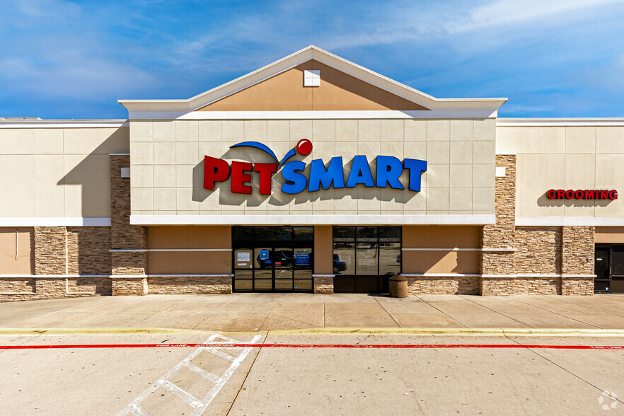 6801-7049 Ridgmar Meadow Rd, Fort Worth, TX for lease - Building Photo - Image 2 of 20