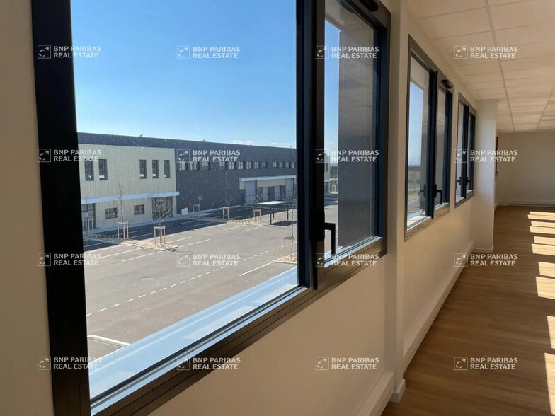 Flex in Saint-Bonnet-de-Mure for lease - Interior Photo - Image 3 of 11