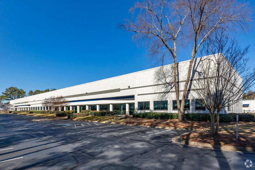 400 Tradeport Blvd, Atlanta, GA for lease - Building Photo - Image 1 of 9