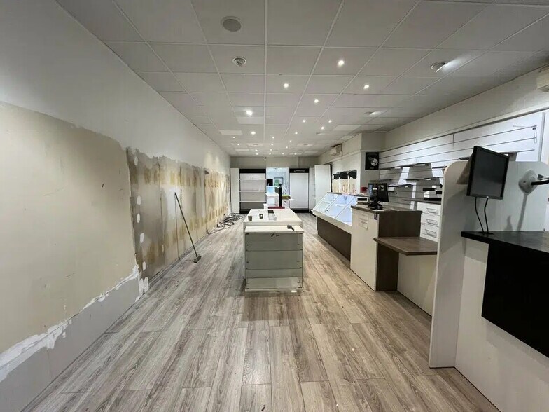 Retail in OULLINS-PIERRE-BÉNITE for lease - Interior Photo - Image 2 of 8