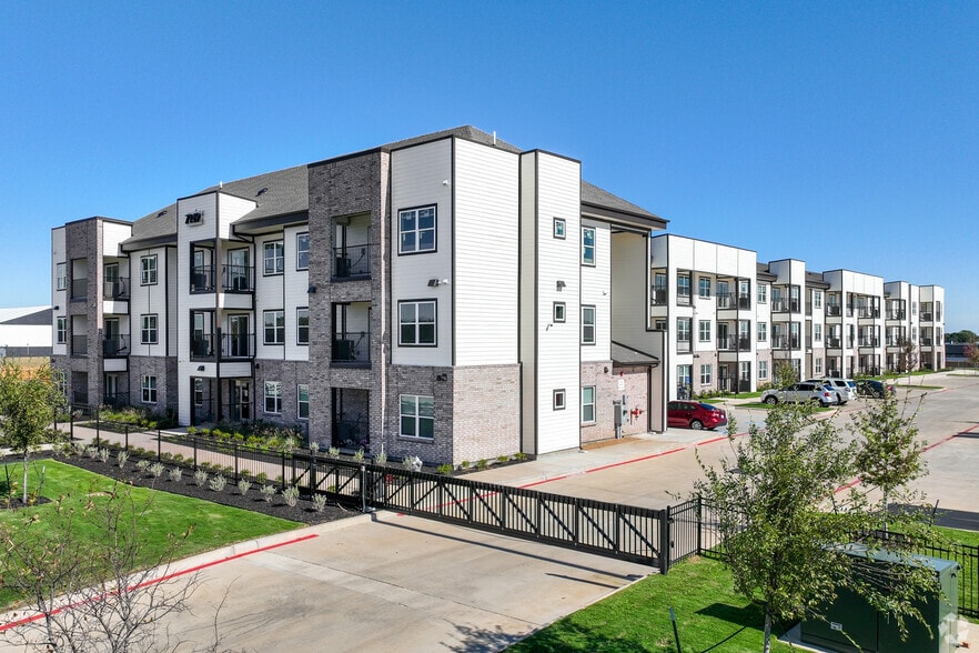 7149 Trail Lake Dr, Fort Worth, TX for sale - Primary Photo - Image 1 of 24