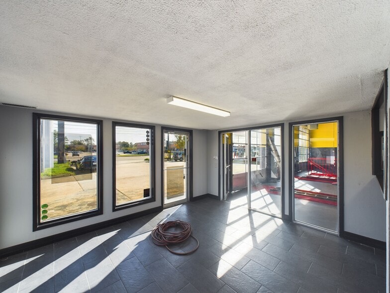 4448 Fm 1960 Rd W, Houston, TX for lease - Interior Photo - Image 3 of 25